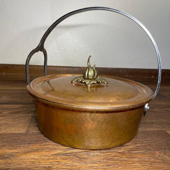 Cu artigiana vintage pot with garlic Handmade Copper Pot Vintage